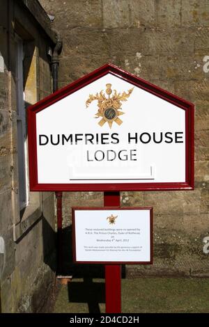 Dumfries House,Cumnock, Ayrshire, Écosse, Royaume-Uni 05 mai 2012, ouverture de Dumfries House Lodge par HRH Prince Charles.assis sur le bord de 2,000 acres de la maison Dumfries Estate et à seulement quelques centaines de mètres de la maison Dumfries elle-même, Dumfries House Lodge est une maison d'hôtes 5 étoiles offrant un hébergement de luxe. Construit en 1750 et en service quelques années avant l'achèvement de la Maison Dumfries, le "Garden Cottage" tel qu'il était connu au XVIIIe siècle, est devenu la maison du facteur et est resté ainsi pendant plus de 200 ans. L'intérieur actuel a été conçu par Annabel Elliot HRH sœur en droit Banque D'Images