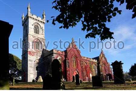 Édimbourg, Écosse, Royaume-Uni. 9 octobre 2020. Liberton Kirk resplendent avec la couleur d'automne de l'ivy rouge contrastant avec le ciel bleu du matin sur une journée claire et ensoleillée. Crédit : Craig Brown/Alay Live News Banque D'Images