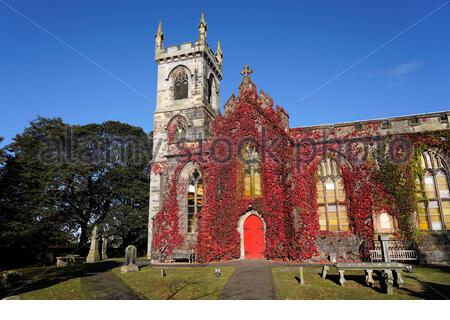 Édimbourg, Écosse, Royaume-Uni. 9 octobre 2020. Liberton Kirk resplendent avec la couleur d'automne de l'ivy rouge contrastant avec le ciel bleu du matin sur une journée claire et ensoleillée. Crédit : Craig Brown/Alay Live News Banque D'Images