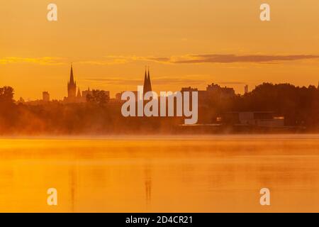 Olsztyn, panorama de la ville depuis l'arrière du lac Ukiel, tours d'église, Pologne Banque D'Images