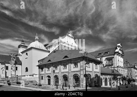 Maisons de tenement historiques, un monument à un danseur et une église baroque dans le centre de Poznan, noir et blanc Banque D'Images