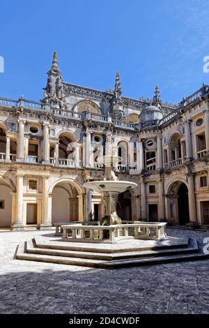 Cloître et fontaine, Château et couvent de l'ordre du Christ, Tomar, quartier de Santarem, Portugal Banque D'Images