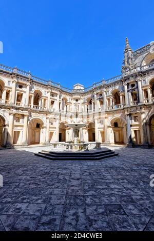 Cloître et fontaine, Château et couvent de l'ordre du Christ, Tomar, quartier de Santarem, Portugal Banque D'Images