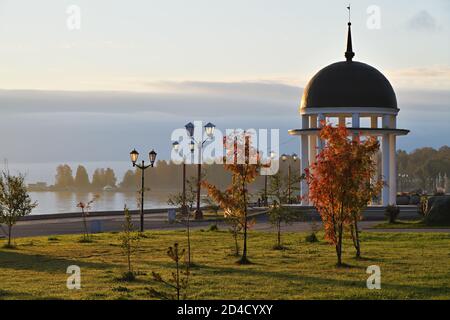 Pavillon de la rotonde sur le remblai du lac d'Onega à Petrozavodsk, Carélie, Russie Banque D'Images