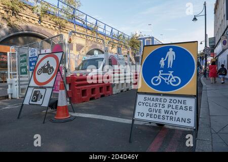 Des gens qui font du vélo sur la fermeture de l'Atlantic Road le 16 septembre 2020 à Brixton, au Royaume-Uni. Photo de Sam Mellish Banque D'Images