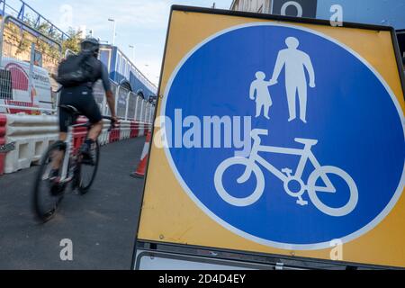 Des gens qui font du vélo sur la fermeture de l'Atlantic Road le 16 septembre 2020 à Brixton, au Royaume-Uni. Photo de Sam Mellish Banque D'Images