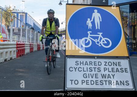 Des gens qui font du vélo sur la fermeture de l'Atlantic Road le 16 septembre 2020 à Brixton, au Royaume-Uni. Photo de Sam Mellish Banque D'Images