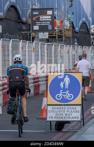 Des gens qui font du vélo sur la fermeture de l'Atlantic Road le 16 septembre 2020 à Brixton, au Royaume-Uni. Photo de Sam Mellish Banque D'Images