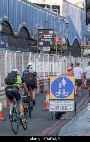 Des gens qui font du vélo sur la fermeture de l'Atlantic Road le 16 septembre 2020 à Brixton, au Royaume-Uni. Photo de Sam Mellish Banque D'Images