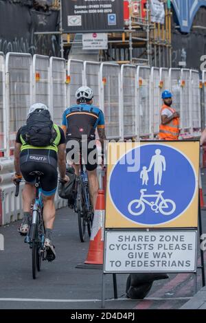 Des gens qui font du vélo sur la fermeture de l'Atlantic Road le 16 septembre 2020 à Brixton, au Royaume-Uni. Photo de Sam Mellish Banque D'Images