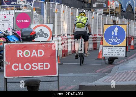 Des gens qui font du vélo sur la fermeture de l'Atlantic Road le 16 septembre 2020 à Brixton, au Royaume-Uni. Photo de Sam Mellish Banque D'Images