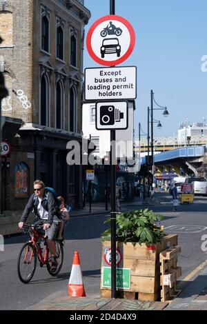 Des gens qui font du vélo sur la fermeture de l'Atlantic Road le 16 septembre 2020 à Brixton, au Royaume-Uni. Photo de Sam Mellish Banque D'Images