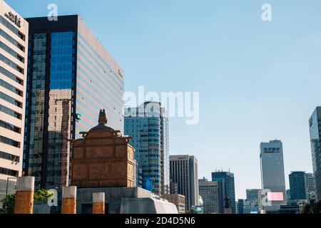 Séoul, Corée - 8 octobre 2020 : place Gwanghwamun. La statue du roi Sejong et les immeubles de bureaux modernes Banque D'Images