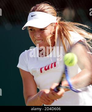 Maria Sharapova, championne russe de Wimbledon, revient un revers lors de son entraînement à Séoul le 27 septembre 2004. Sharapova est à Séoul pour participer aux championnats de tennis ouverts de la Corée Hansol du 27 septembre au 3 octobre 2004. REUTERS/Lee Jae-Won LJW/LA