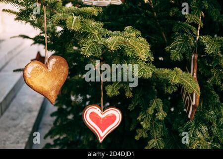 Jouets d'arbre de Noël en forme de coeur. Banque D'Images