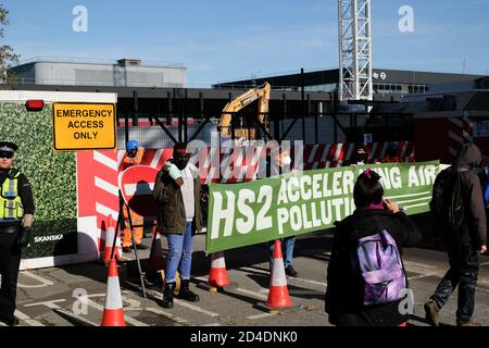 Euston station, HS2, Londres, Royaume-Uni. 9 octobre 2020. Les manifestations contre le changement climatique contre HS2 devant la gare d'Euston et le chantier de construction de HS2, où certains manifestants ont bloqué la sortie du site. Crédit : Matthew Chattle/alay Live News Banque D'Images