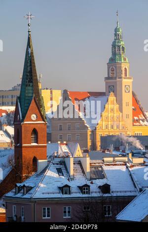 Olsztyn, mairie et église évangélique, panorama, Pologne Banque D'Images