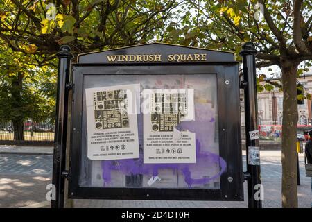 Le panneau Windrush Square à Windrush Square le 16 septembre 2020 à Brixton au Royaume-Uni. Photo de Sam Mellish Banque D'Images