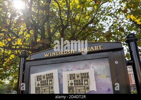 Le panneau Windrush Square à Windrush Square le 16 septembre 2020 à Brixton au Royaume-Uni. Photo de Sam Mellish Banque D'Images