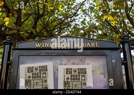 Le panneau Windrush Square à Windrush Square le 16 septembre 2020 à Brixton au Royaume-Uni. Photo de Sam Mellish Banque D'Images