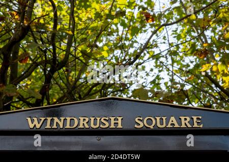 Le panneau Windrush Square à Windrush Square le 16 septembre 2020 à Brixton au Royaume-Uni. Photo de Sam Mellish Banque D'Images