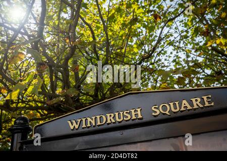 Le panneau Windrush Square à Windrush Square le 16 septembre 2020 à Brixton au Royaume-Uni. Photo de Sam Mellish Banque D'Images