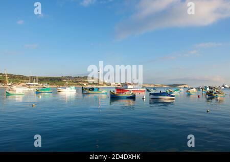 MARSAXLOKK, MALTE-sep 16 : pêcheur pêchant avec un bateau luzzu maltais traditionnel et coloré. La vie quotidienne du peuple maltais dans le village de Marsaxlokk. Ma Banque D'Images