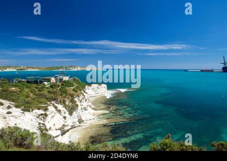 Vue panoramique sur Marsaxlokk, Malte. Mer Méditerranée par beau temps ensoleillé. Littoral maltais avec petits villages. Banque D'Images