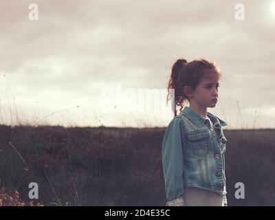 portrait de la jeune fille sur le terrain Banque D'Images