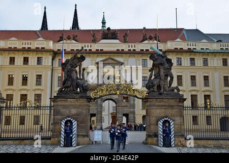 PRAGUE, TCHÉQUIE – VERS SEPTEMBRE 2020 : la Garde du Château devant le Château de Prague en Tchéquie pendant la cérémonie, le changement de la garde. Banque D'Images