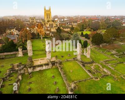 Vue sur la cathédrale et les ruines de Bury St Edmunds à Suffolk, Angleterre, Royaume-Uni Banque D'Images