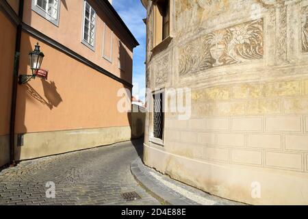 Palais Martinic sur la place Hradcany à proximité le château de Prague en République tchèque est une belle maison Renaissance avec une façade richement décorée. Banque D'Images