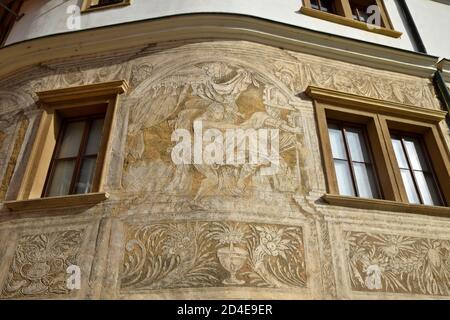 Palais Martinic sur la place Hradcany à proximité le château de Prague en République tchèque est une belle maison Renaissance avec une façade richement décorée. Banque D'Images