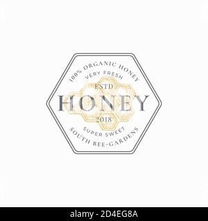 Modèle de logo ou de badge au miel naturel. Esquisse de nid d'abeille dessinée à la main avec Typographie et bordures rétro. Emblème vintage Premium dans un cadre en forme de peigne. Illustration de Vecteur