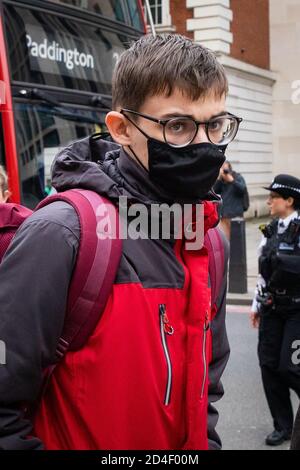 Benjamin Clark, 18 ans, de Wilton Crescent, Hertford, quitte le tribunal des magistrats de Westminster à Londres, accusé de dommages criminels à la statue de Sir Winston Churchill sur la place du Parlement le 10 septembre, Le dernier jour de dix jours d'extinction les protestations de la rébellion dans la capitale et admis avoir causé des dommages à la statue d'une valeur de 1,642.03 livres sterling et pulvérisé le mot « raciste » dans la peinture à la craie, mais nié avoir causé tous les dégâts à la statue fait le jour même. Le magistrat en chef adjoint Tan Ikram a prononcé une amende de £200 et a ordonné à Clark de verser une indemnité de £1,200. Banque D'Images