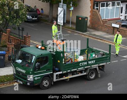 Londres, Royaume-Uni. 9 octobre 2020. Des panneaux sont installés pour une zone d'accès restreint aux véhicules de la zone de sécurité scolaire dans une rue résidentielle de London Borough of Merton. Le site Internet du Conseil indique: «les rues scolaires permettent aux enfants de marcher, de faire du vélo et de marcher à l'école en toute sécurité. La réduction des trajets entre véhicules est importante pour améliorer la qualité de l'air et le changement climatique et contribuera à soutenir une reprise écologique suite aux restrictions résultant de la pandémie COVID-19. À partir de septembre 2020, des panneaux comme celui-ci (photo) montreront que la rue sera faite dans une zone piétonne et à vélo seulement. Les restrictions s'appliquent généralement Banque D'Images