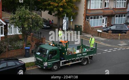 Londres, Royaume-Uni. 9 octobre 2020. Des panneaux sont installés pour une zone d'accès restreint aux véhicules de la zone de sécurité scolaire dans une rue résidentielle de London Borough of Merton. Le site Internet du Conseil indique: «les rues scolaires permettent aux enfants de marcher, de faire du vélo et de marcher à l'école en toute sécurité. La réduction des trajets entre véhicules est importante pour améliorer la qualité de l'air et le changement climatique et contribuera à soutenir une reprise écologique suite aux restrictions résultant de la pandémie COVID-19. À partir de septembre 2020, des panneaux comme celui-ci (photo) montreront que la rue sera faite dans une zone piétonne et à vélo seulement. Les restrictions s'appliquent généralement Banque D'Images