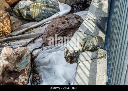 Bantry, West Cork, Irlande. 9 octobre 2020. Le Conseil du comté de Cork a signé des travaux de réparation du mur de la mer sur la passerelle Beicin à Bantry après que certaines parties du mur ont commencé à s'effriter par les mauvais temps récents. Les excavateurs à chenilles placent des roches lourdes sur la plage pour tenter d'empêcher la corrosion supplémentaire de la passerelle populaire. Crédit : AG News/Alay Live News Banque D'Images