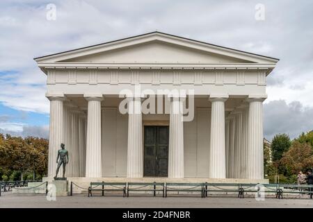 Statue Jugendlicher Athlet und der Theseustempel im Volksgarten Wien, Österreich, Europa | Temple de Theseus et statue du jeune athlète au Volksgart Banque D'Images