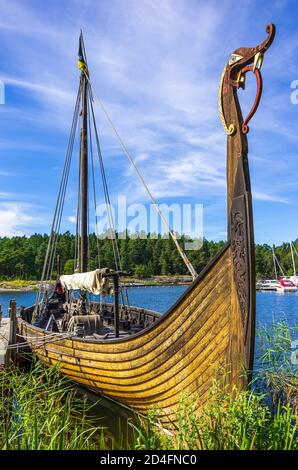 Navire viking Sigrid Storråda (Sigrid le haughty) dans le port invité du château de Läckö sur le lac Vänern, Västergötland, Suède. Banque D'Images