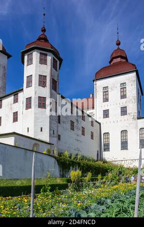 Vue sur le jardin historique et le château baroque de Läckö sur Kållandsö dans le lac Vänern à Västergötland, en Suède. Banque D'Images