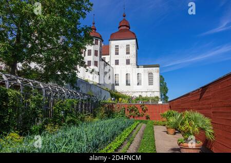 Vue sur le jardin historique et le château baroque de Läckö sur Kållandsö dans le lac Vänern à Västergötland, en Suède. Banque D'Images