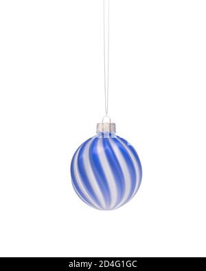Boule de Noël brillante à rayures torsadées bleu roi et blanc accrochée à une corde. Isolé sur fond blanc. Décoration de Noël, ambiance festive c Banque D'Images