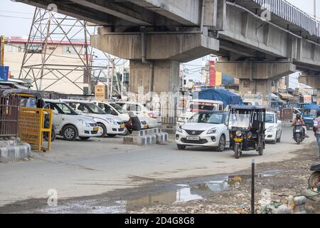 Dehradun, Uttarakhand/India-September 12 2020: Route sous le pont en inde, une vue dans la situation corona pandémique. Banque D'Images