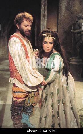 ELIZABETH TAYLOR et RICHARD BURTON dans L'APPRIVOISER DU SHREW (1967), dirigé par FRANCO ZEFFIRELLI. Crédit: PHOTOS de COLUMBIA / Album Banque D'Images