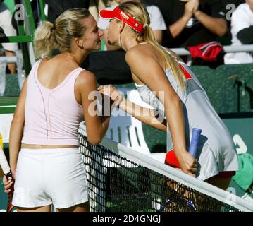 La championne russe de Wimbledon Maria Sharapova (R) embrasse Marta Domachowska en Pologne après la finale des championnats de tennis de la Corée Hansol à Séoul, le 3 octobre 2004. Sharapova a battu Domachowska 6-1 6-1 et a remporté le championnat. REUTERS/Kim Kyung-Hoon KKKH/CP
