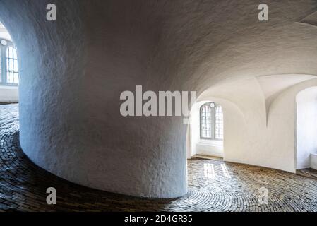 Vue intérieure de la rampe en spirale de la Tour ronde (Rundetårn), anciennement Stellaburgis Hafniens, tour située dans le centre de Copenhague, Danemark Banque D'Images