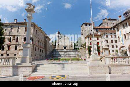 Piazza Maggiore, la place principale du quartier historique de Feltre, en Italie, avec l'église San Rocco en arrière-plan Banque D'Images