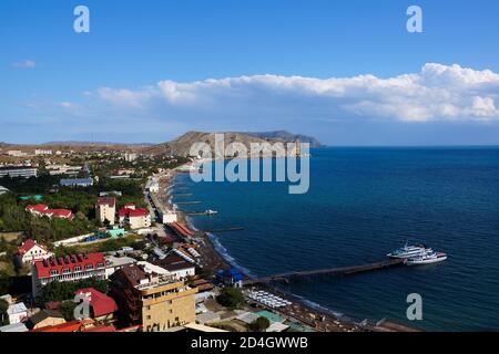 Vue sur la ville de Sudak, le front de mer et le cap Alchak. Crimée Banque D'Images