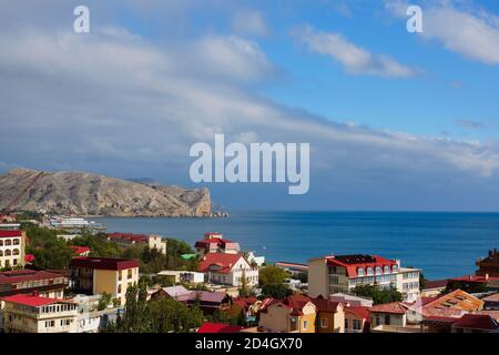 Vue sur la ville de Sudak et le cap Alchak. Crimée Banque D'Images